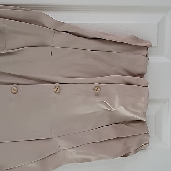 Vintage Ladies Beige Short Sleeve Button-Up Shirt With Crest Like Logo Sz Small - Picture 4 of 6